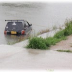 【事故】何年か前に家の目の前の川に車が突っ込んでいるのを目撃した。川べりに人がいて、車に乗ってた人かな？と、特に気にも留めずに通り過ぎたんだけど、その後のニュースで･･･