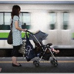 【キチママ】学校帰り、混んでは無いけど席は空いてない時間に電車で座ってたら妊婦さんが乗ってきたので席を譲った。次の駅でベビーカー押した母親が乗ってきて、子供が｢すーわーりーたーいー！」と駄々をこね始めたら、その妊婦さんを立たせようとした……
