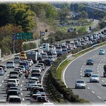 【スカッとする話】渋滞の高速道路で路側帯を小型車がスーッと走ってきた。自分の車の前で割り込もうとしてきたので思いっきり前の車との車間を詰めて絶対入れないようにしてやった！