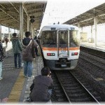 【ザマァｗ】駅で鉄ヲタがチョロチョロ動いて周りの人にぶつかりまくって、「邪魔！」とか騒ぎながら電車の写真を撮りまくってた。また人にぶつかって「邪魔だよ！どいて！」と言いながら振り返った鉄ヲタの顔は、次の瞬間……