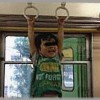 【スカッとする話】つり革にぶら下がって騒ぎまくる子ザル状態の子供。友人が冷静に注意したら若い母親「ほぉ～ら、怒られるからもうやめよ♪」