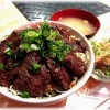 【冷めた瞬間】仕事の昼休み中、先輩と入った焼肉屋で彼女の姿を見かけた。彼女の元に運ばれてきたのは大量の肉と大盛の白飯。彼女は肉を焼いてはご飯に乗せを繰り返し焼肉丼にしてタレをどばーっとかけて一気にかきこんでいた。